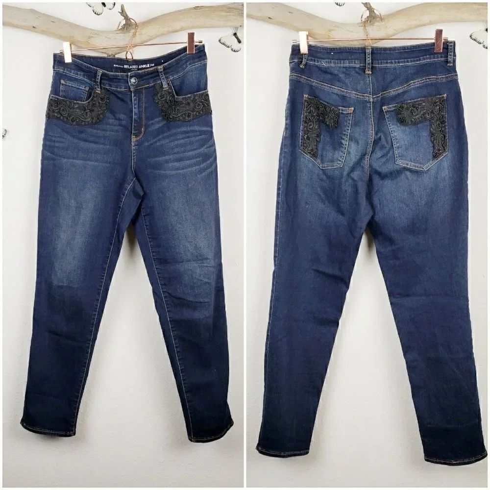 Chicos platinum relaxed ankle jeans w/ black lace